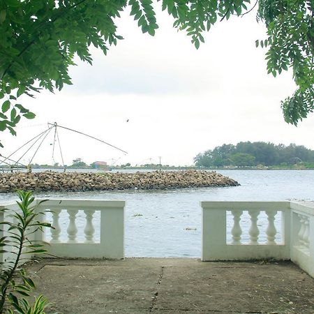 Готель Muziris Harbour View Kochi Екстер'єр фото